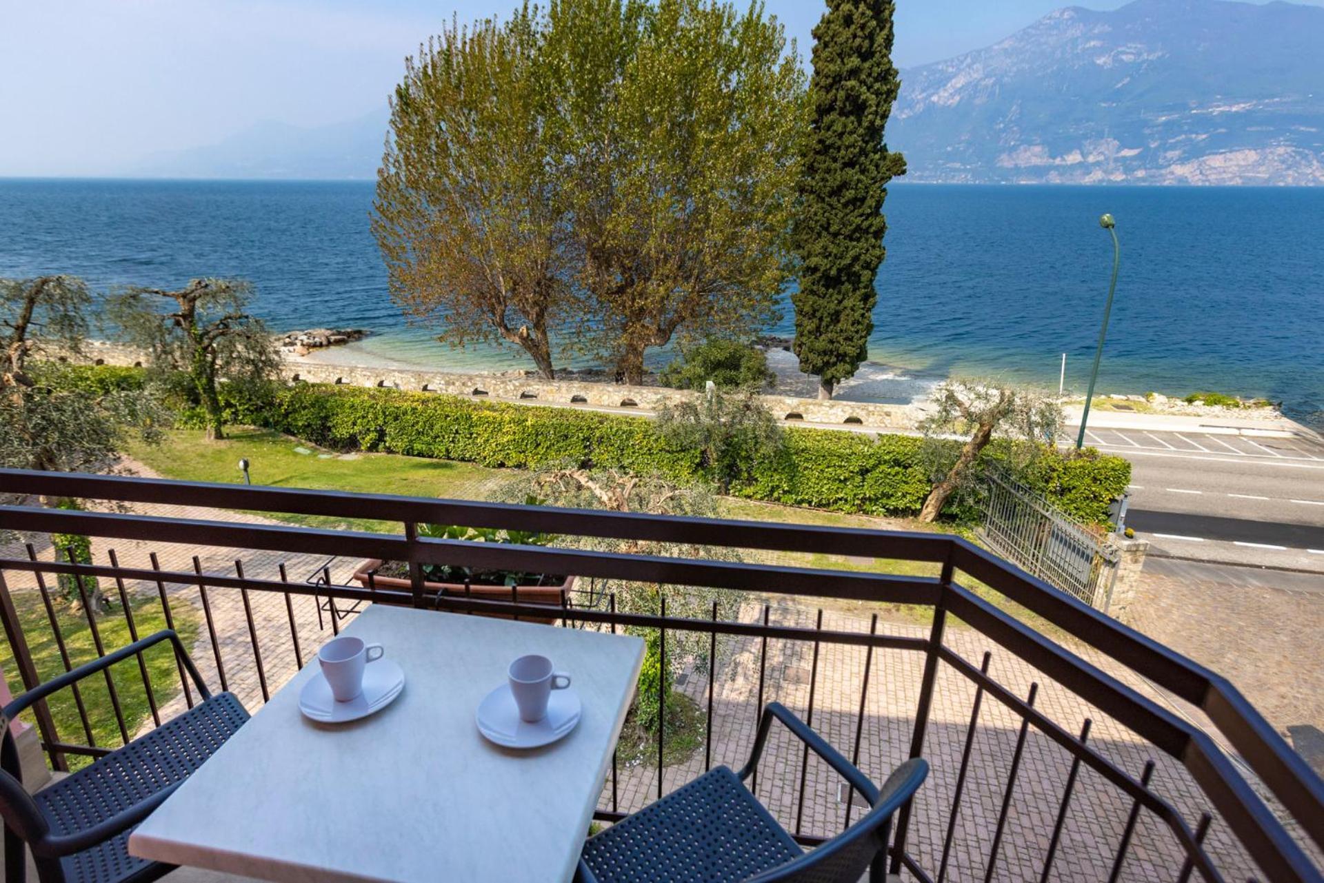 Residence Solei Classic & Plus Бренцоне-суль-Гарда Екстер'єр фото