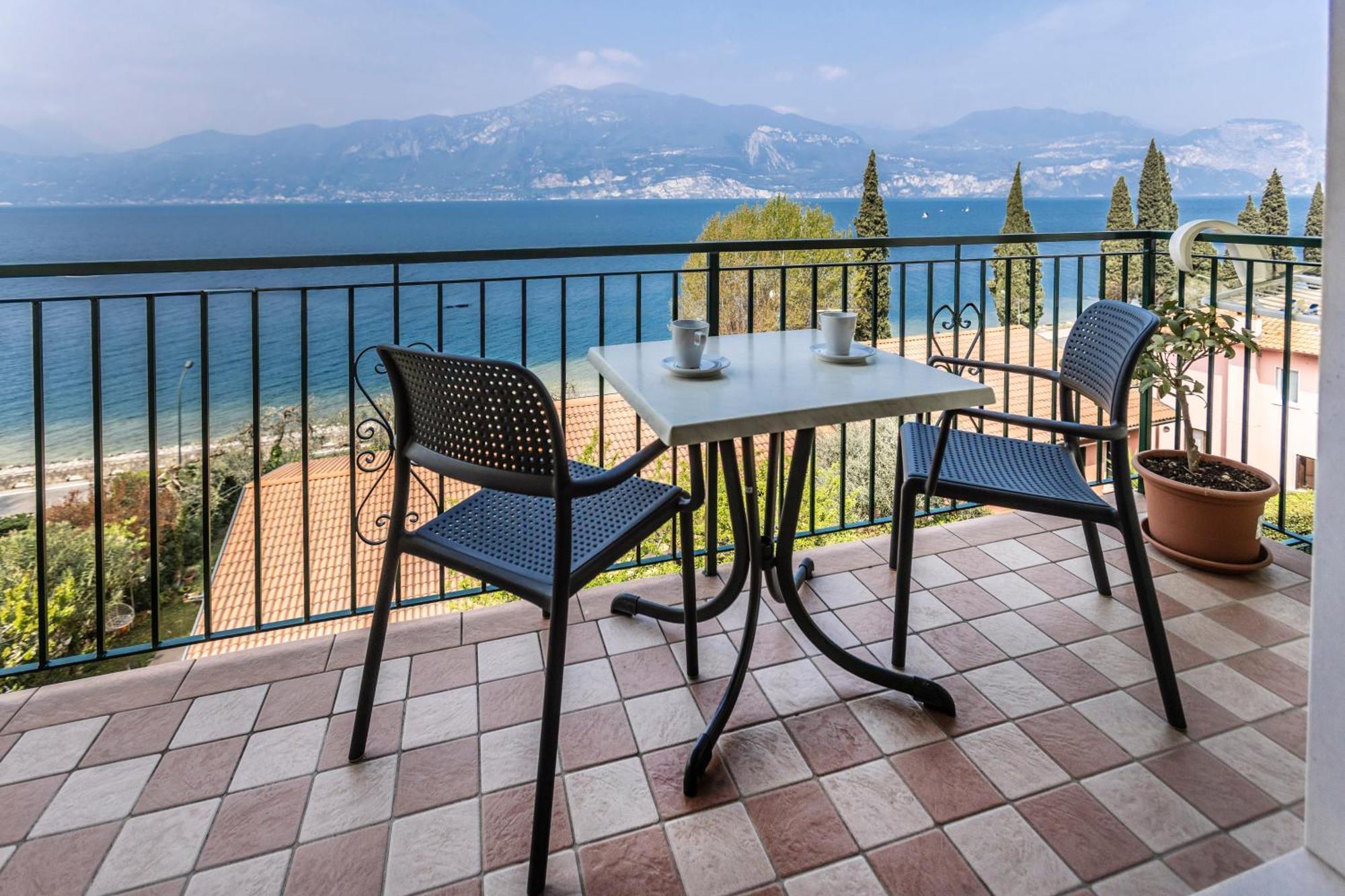 Residence Solei Classic & Plus Бренцоне-суль-Гарда Екстер'єр фото